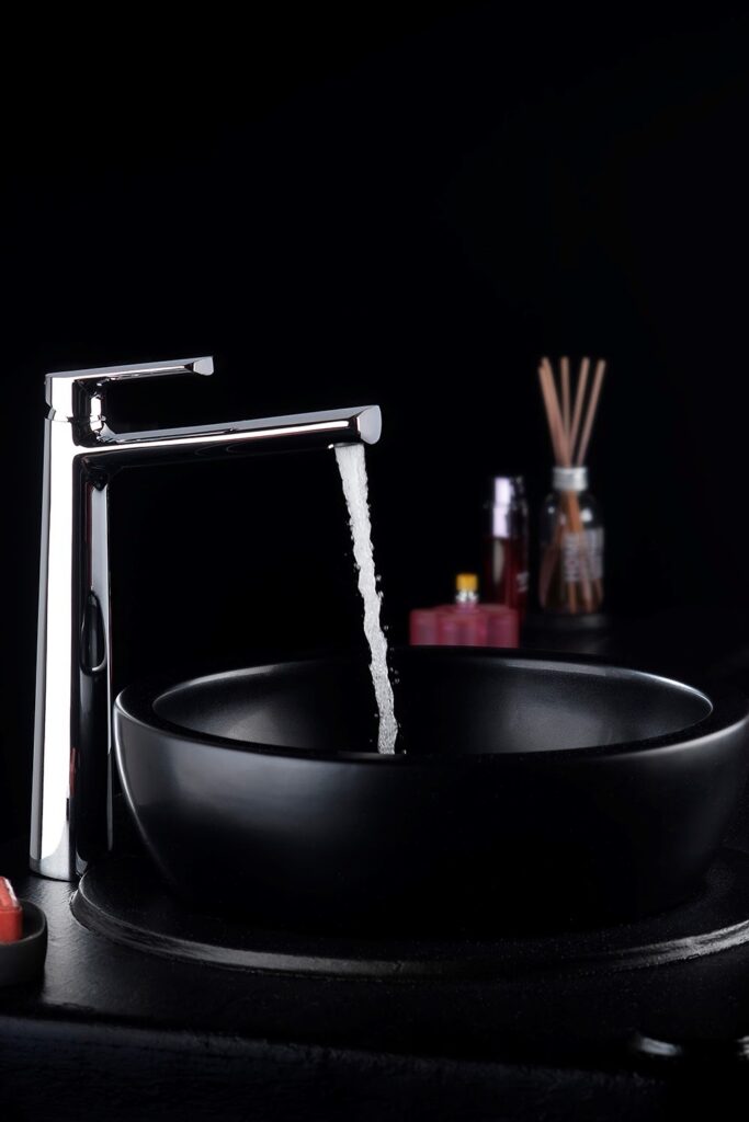 Sumale estilo a tu baño con artefactos en color negro.