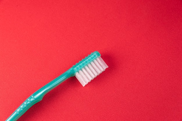 ¿Sabés cómo limpiar los azulejos del baño? Usá un cepillo de dientes viejo. 